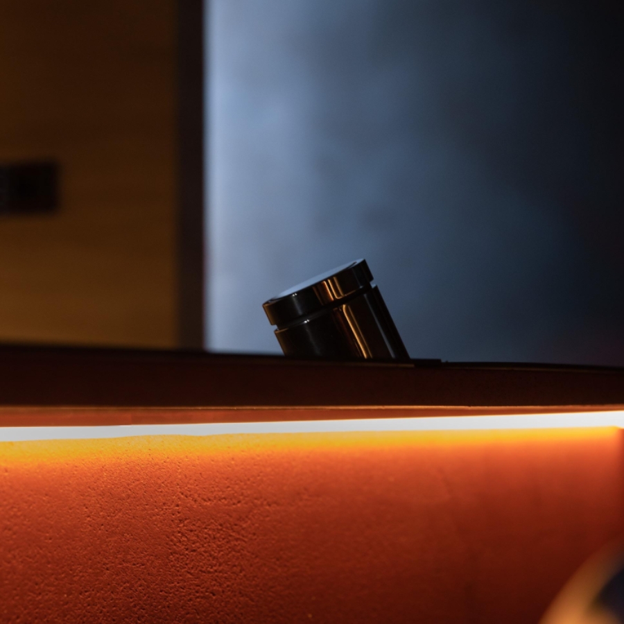 Moorgen M58 - TL8061 on background